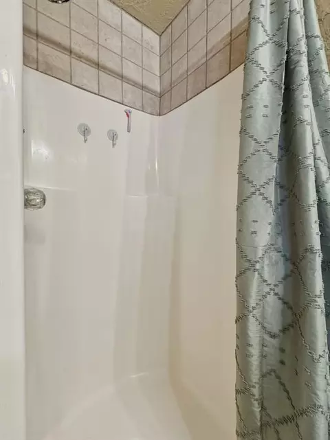 Bath - 319 Cameron Dr, Altus, OK 73521 photo 3 of 4