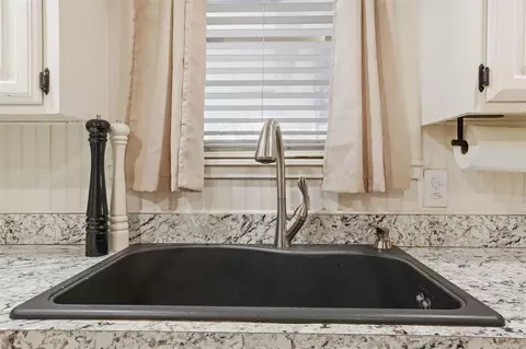 Kitchen - 319 Cameron Dr, Altus, OK 73521 photo 3 of 6