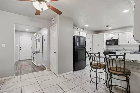 Entry Way - 319 Cameron Dr, Altus, OK 73521 photo 2 of 4