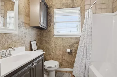 Bath - 319 Cameron Dr, Altus, OK 73521 photo 4 of 4