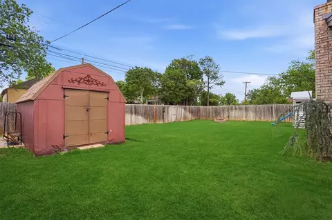 Exterior - 319 Cameron Dr, Altus, OK 73521 photo 9 of 12