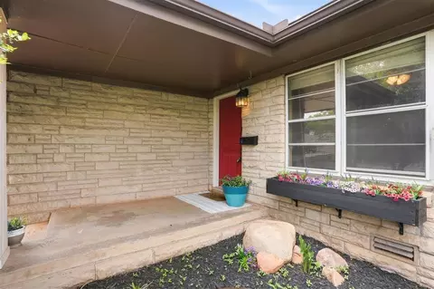 Exterior - 319 Cameron Dr, Altus, OK 73521 photo 4 of 12