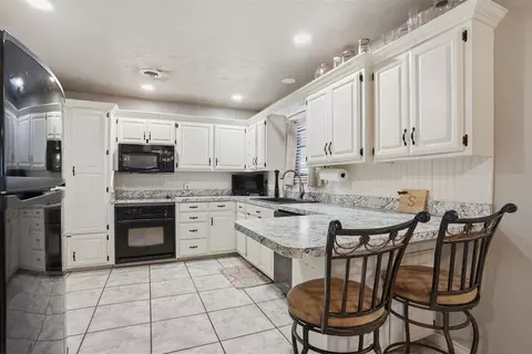 Kitchen - 319 Cameron Dr, Altus, OK 73521 photo 2 of 6
