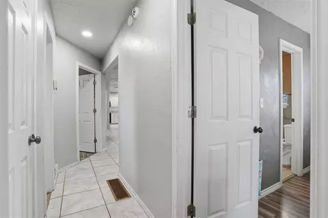 Entry Way - 319 Cameron Dr, Altus, OK 73521 photo 4 of 4