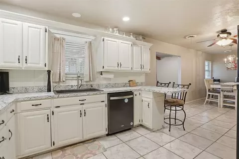 Kitchen - 319 Cameron Dr, Altus, OK 73521 photo 6 of 6