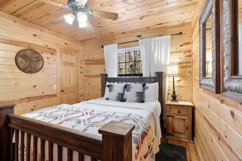 Bedroom - 32 Fireside Land, Broken Bow, OK 74728 photo 8 of 9