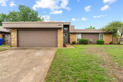1902 Morren Dr, Norman, OK 73071