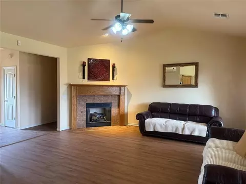 Living - 1804 White Tail Cir, Altus, OK 73521 photo 1 of 3