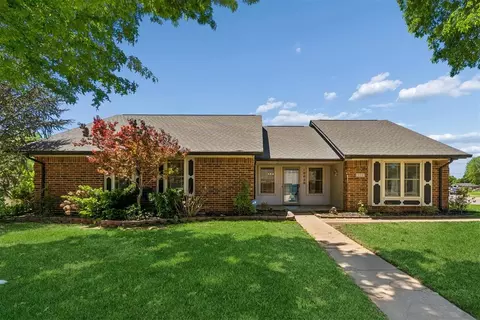 10020 Leeds Dr, Yukon, OK 73099