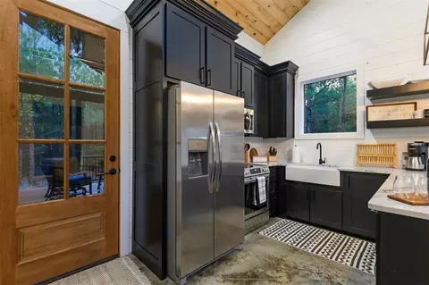 Kitchen - 165 Bear Cedar Trl, Broken Bow, OK 74728 photo 4 of 8