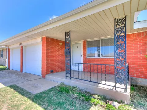 1304 Kings Court Cir, Moore, OK 73160
