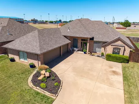 2121 SW 30th St, Moore, OK 73170
