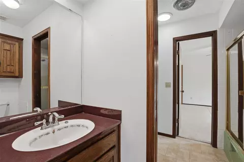 Bath - 6340 Weavers Corner Rd, Noble, OK 73068 photo 5 of 7