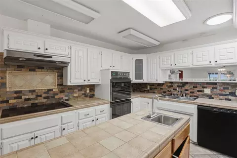 Kitchen - 6340 Weavers Corner Rd, Noble, OK 73068 photo 6 of 6