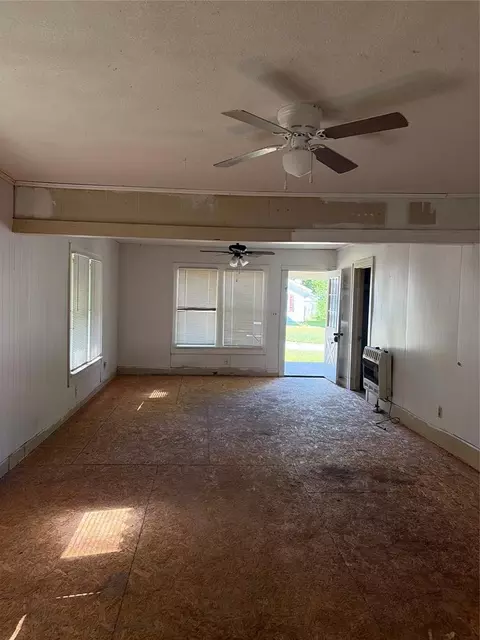 Living - 911 E 3rd St, Cushing, OK 74023 photo 1 of 2