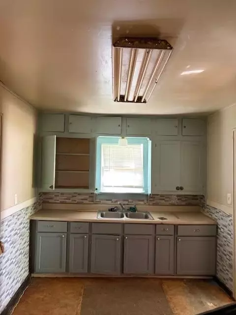 Kitchen - 911 E 3rd St, Cushing, OK 74023 photo 1 of 1