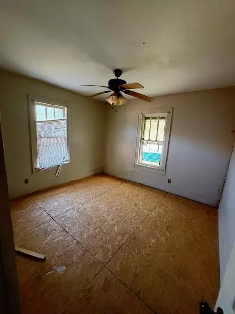 Bedroom - 911 E 3rd St, Cushing, OK 74023 photo 2 of 4