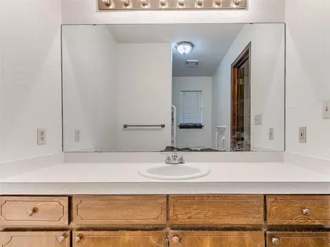 Bath - 954 S Sara Rd, Tuttle, OK 73089 photo 6 of 7