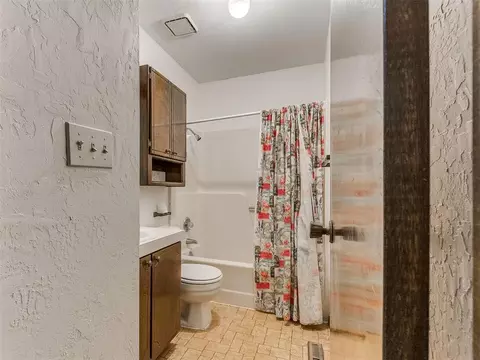 Bath - 954 S Sara Rd, Tuttle, OK 73089 photo 1 of 7