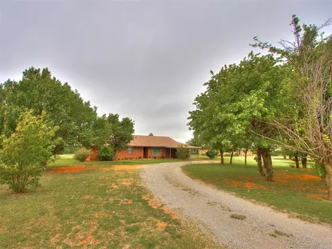 Exterior - 954 S Sara Rd, Tuttle, OK 73089 photo 4 of 15