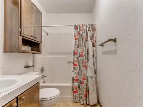 Bath - 954 S Sara Rd, Tuttle, OK 73089 photo 2 of 7