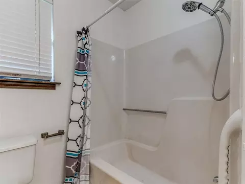 Bath - 954 S Sara Rd, Tuttle, OK 73089 photo 7 of 7