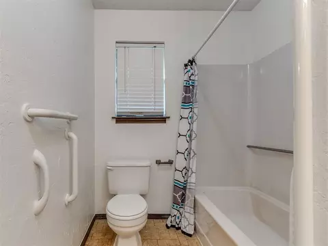 Bath - 954 S Sara Rd, Tuttle, OK 73089 photo 5 of 7