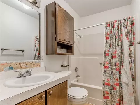 Bath - 954 S Sara Rd, Tuttle, OK 73089 photo 3 of 7