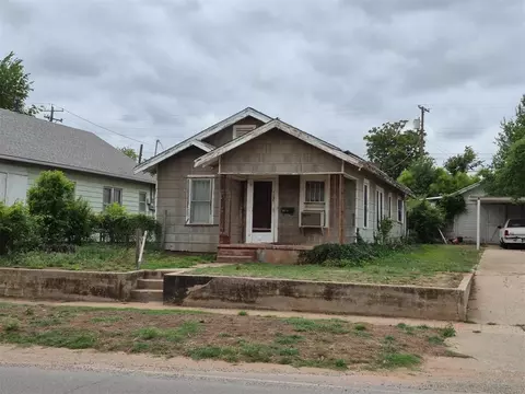 404 N 6th St, Clinton, OK 73601