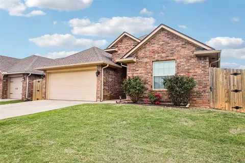 846 SW 14th St, Moore, OK 73160