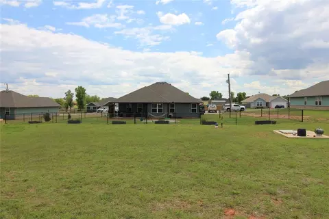 Exterior - 1922 Eli Ave, Tuttle, OK 73089 photo 6 of 7