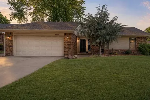 1521 NE 2nd St, Moore, OK 73160