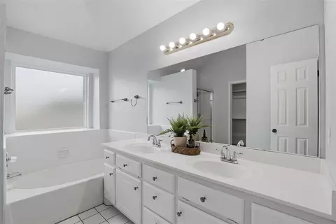 Bath - 2804 Brompton Dr, Norman, OK 73072 photo 1 of 5