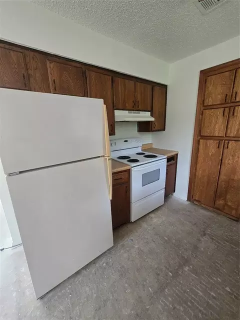 Kitchen - 521 Libra St, Altus, OK 73521 photo 2 of 2