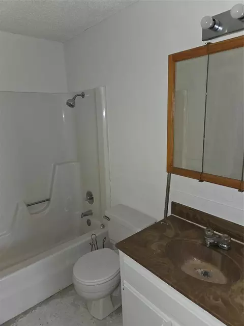 Bath - 521 Libra St, Altus, OK 73521 photo 1 of 2