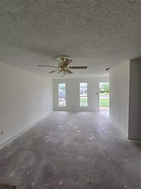 Living - 521 Libra St, Altus, OK 73521 photo 2 of 2