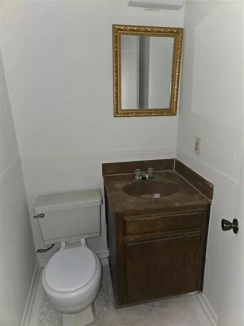 Bath - 521 Libra St, Altus, OK 73521 photo 2 of 2