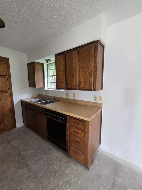 Kitchen - 521 Libra St, Altus, OK 73521 photo 1 of 2