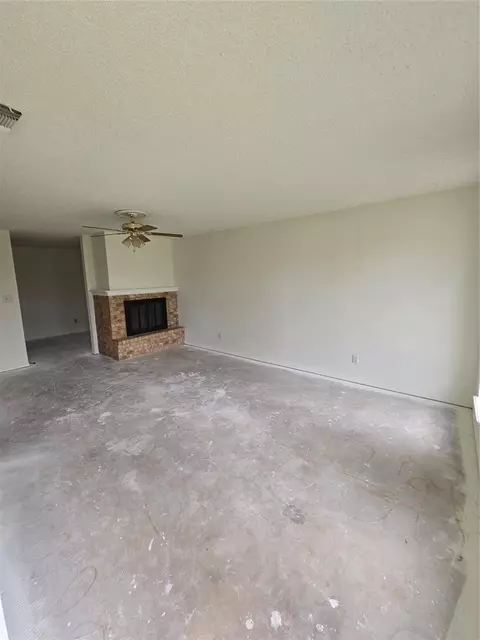 Living - 521 Libra St, Altus, OK 73521 photo 1 of 2