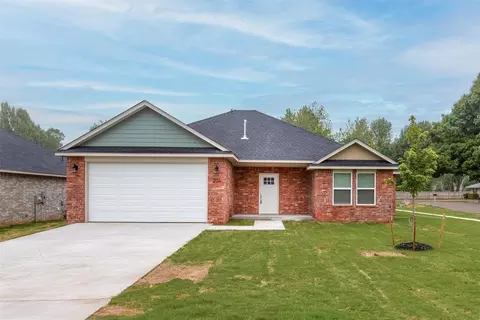 204 E Abbot Ln, Mustang, OK 73064