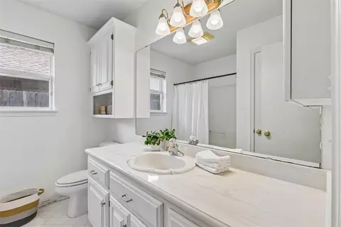 Bath - 308 Baker St, Norman, OK 73072 photo 4 of 5