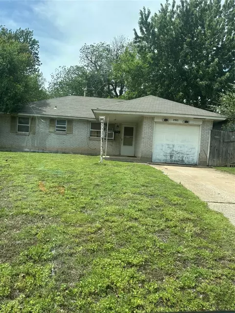 3905 Parkwoods Ln, Midwest City, OK 73110
