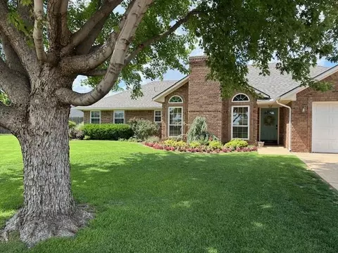 901 N Towne Cir, Altus, OK 73521