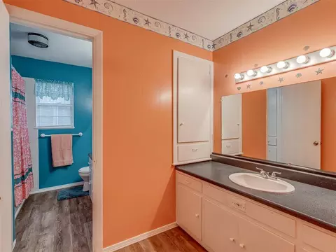 Bath - 1414 E Sunset Ln, Ada, OK 74820 photo 5 of 6