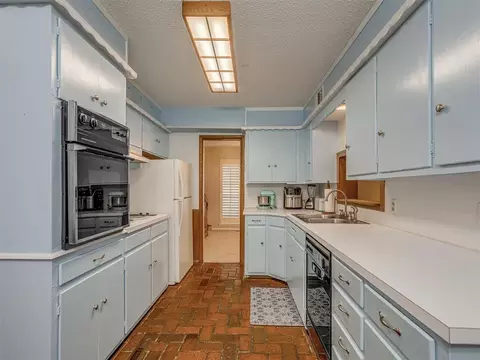 Kitchen - 1414 E Sunset Ln, Ada, OK 74820 photo 2 of 4