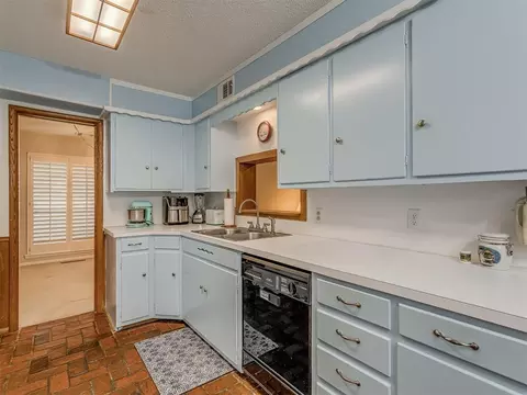 Kitchen - 1414 E Sunset Ln, Ada, OK 74820 photo 3 of 4