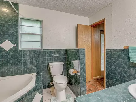 Bath - 1414 E Sunset Ln, Ada, OK 74820 photo 2 of 6
