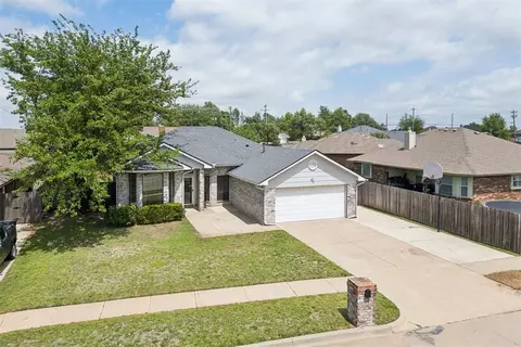 805 SE 35th St, Moore, OK 73160