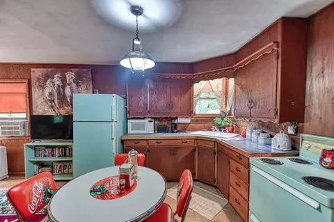 Kitchen - 21214 E Third St, Hinton, OK 73047 photo 2 of 3