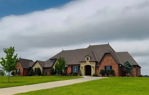 10901 Secretariat Dr, Mustang, OK 73064